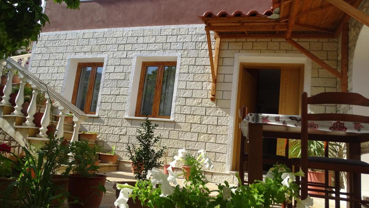 Guesthouse Hlias Gloria Berat Exterior photo