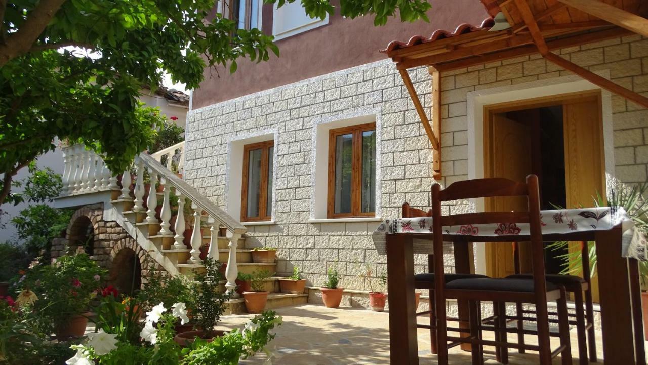 Guesthouse Hlias Gloria Berat Exterior photo